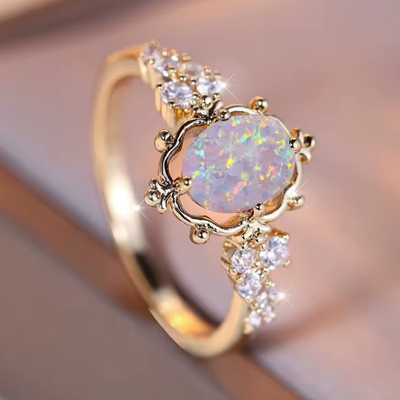 Jewelry - NEW Elegant Opal Colored Ring